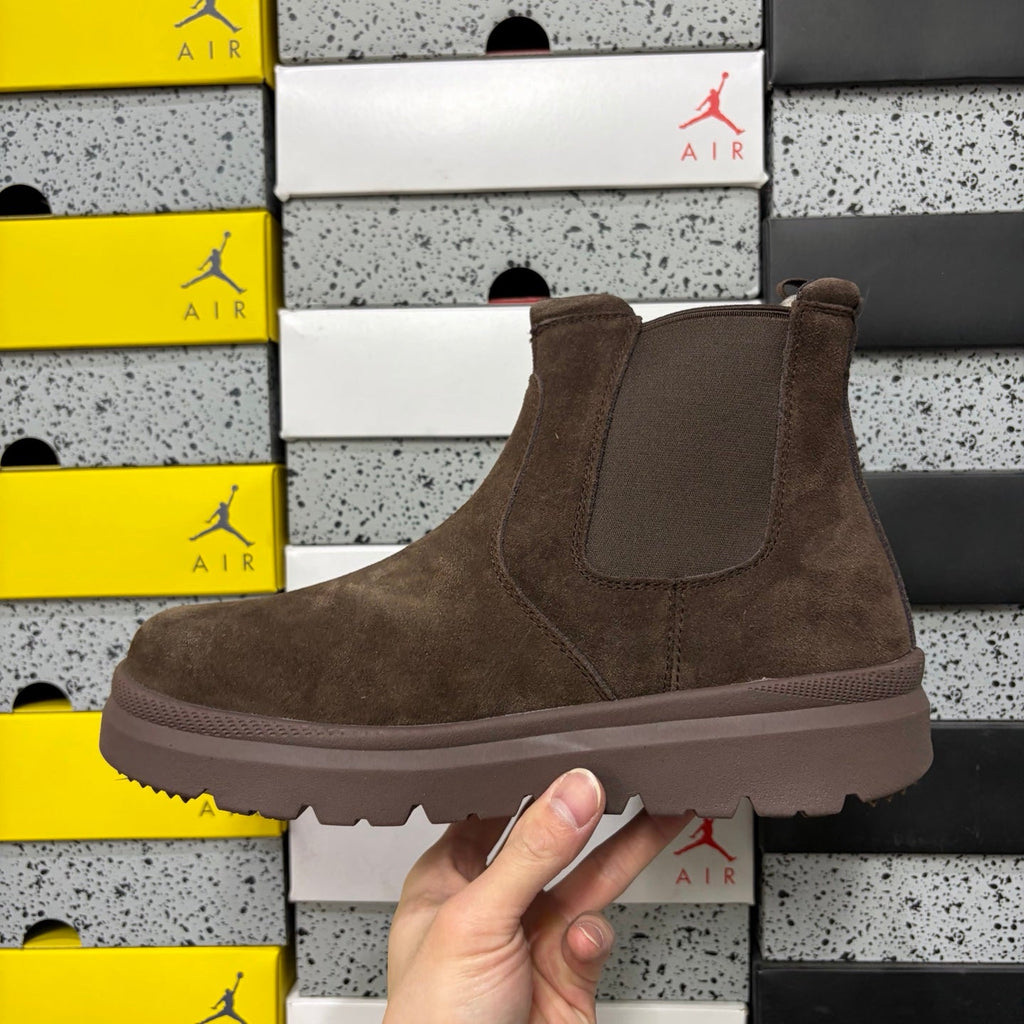 UGG Chelsea Boot – Suede Pull-On Ankle Boot with Elastic Gusset & Chunky Lug Platform Sole in Chocolate